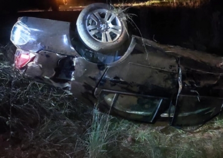 Veículo capota na MS-473 em Nova Andradina e deixa duas pessoas feridas