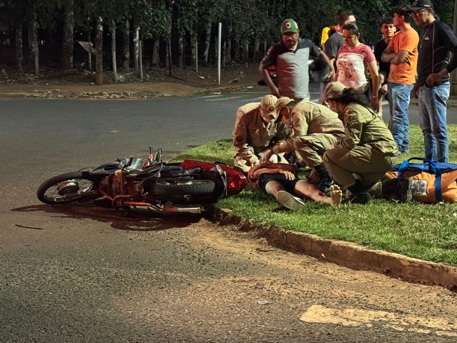 Colisão entre carro e motoneta deixa motociclista ferido no Jardim Universitário