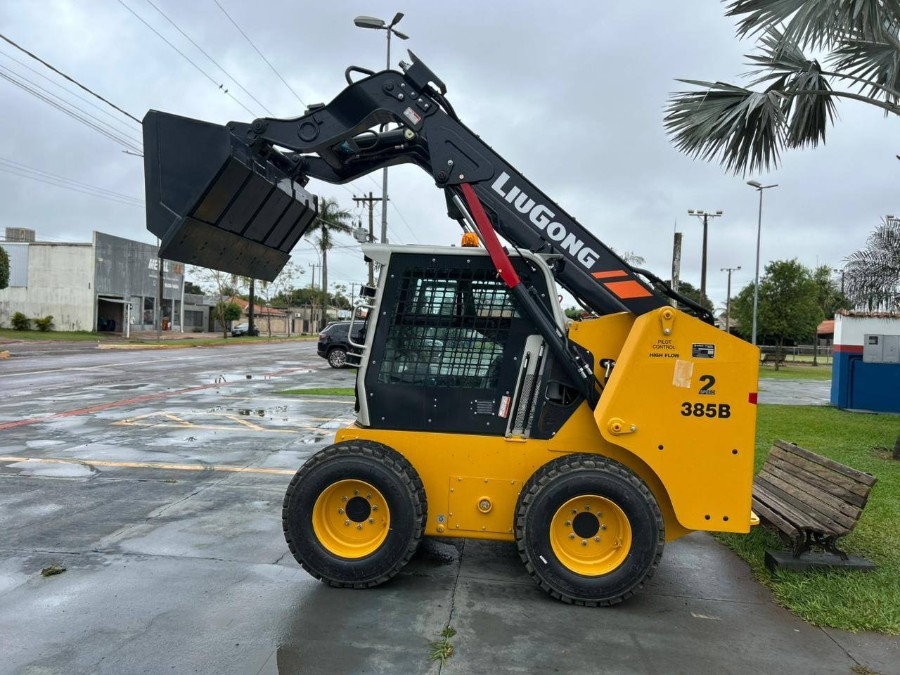 Taquarussu adquire mini carregadeira Bobcat para reforçar serviços urbanos