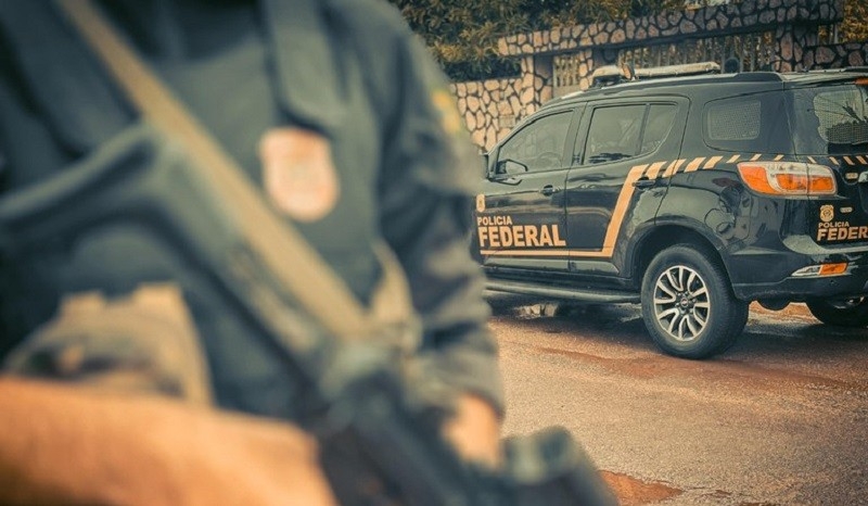 Polícia Federal deflagra operação contra fábrica clandestina de fuzis que abastecia facções do Rio de Janeiro