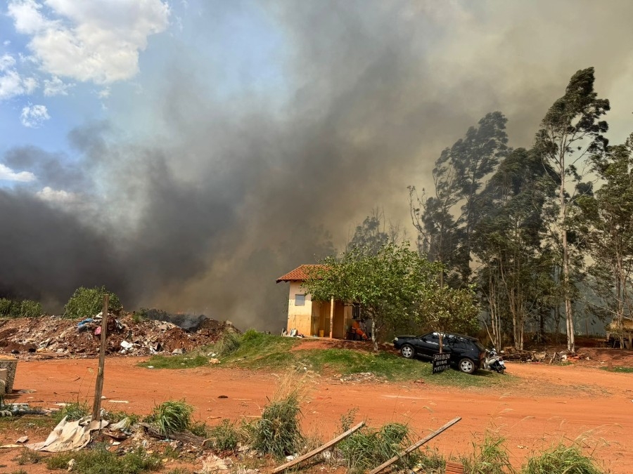 Incêndio de grandes proporções atinge Ecoponto da Prefeitura em Nova Andradina
