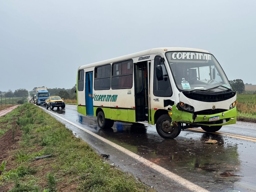 Colisão frontal entre micro-ônibus e carro deixa feridos na MS-276, em Batayporã