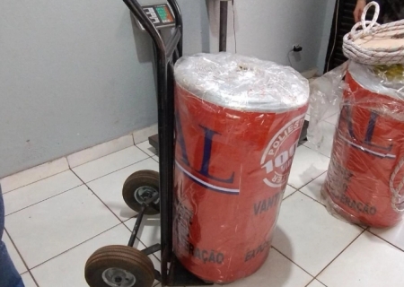 Cão farejador da Denar encontra 176 kg de maconha escondidos em bobinas de cordas