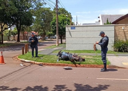 Motociclista fica em estado gravíssimo após colisão com caminhão em cruzamento de Dourados