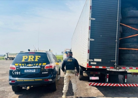Caminhão com carga ilegal de pneu e cigarros é apreendido pela PRF em Naviraí