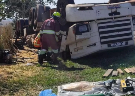 Motorista morre após caminhão carregado com milho tombar na BR-163 entre Naviraí e Juti