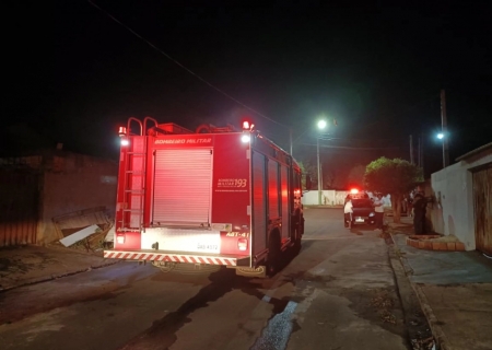 Residência habitada por usuários de drogas pega fogo e mobiliza Corpo de Bombeiros Militar em Nova Andradina