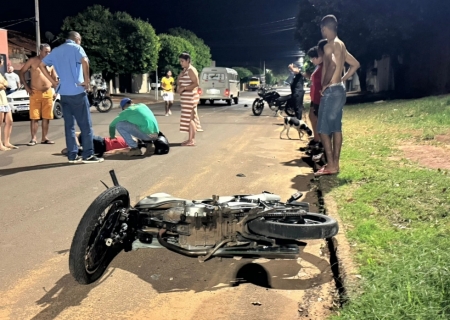 Motociclista fica ferido após colidir em placa de sinalização na avenida Alcides Menezes de Faria em Nova Andradina
