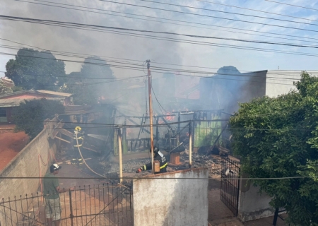 Incêndio destrói casa de madeira no bairro Cristo Rei em Nova Andradina