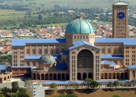 Festa da Padroeira reúne mais de 490 mil devotos em Aparecida e tem apelo por leis em favor dos pobres