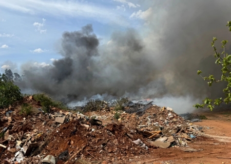 Incêndio de grandes proporções atinge Ecoponto da Prefeitura em Nova Andradina