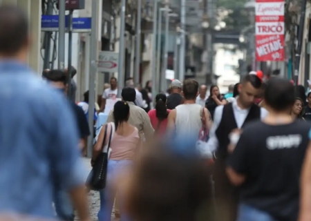 Mais da metade dos brasileiros com 14 anos ou mais estava ocupada em 2022, aponta Censo