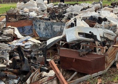 Leilão de Sucata: Detran de MS oferece lote único de 60 toneladas de restos de veículos