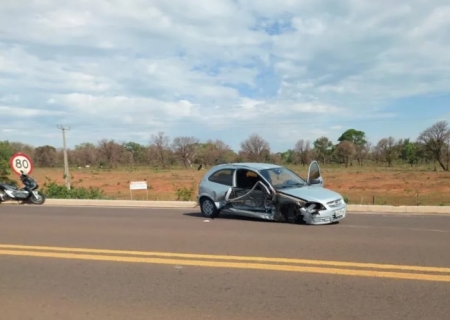 Colisão traseira na BR-267 deixa motorista ferida em Bataguassu