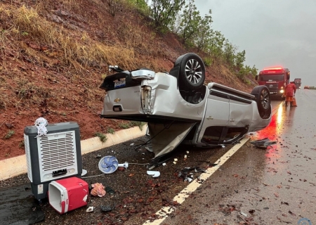 Três pessoas ficam feridas em capotamento na BR-359, entre Coxim e Alcinópolis