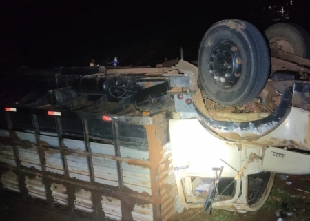 Caminhão boiadeiro capota na MS-276 entre Batayporã e Anaurilândia