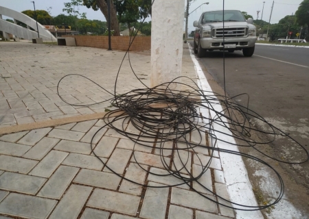 Comissão da Câmara vai acionar Ministério Público para garantir retirada de fios e cabos inservíveis em Nova Andradina