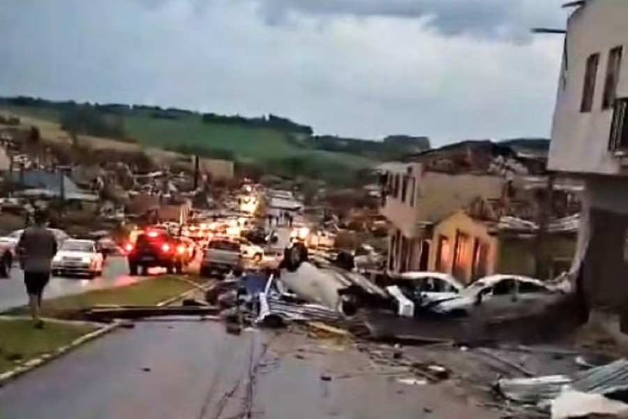 Tornado destrói Rio Bonito do Iguaçu, deixa 5 mortos e mais de 400 feridos
