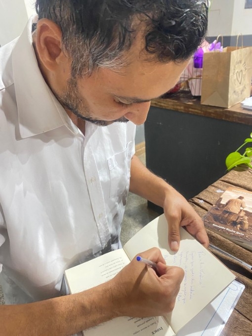 Escritor Eusvaldo Rocha lança seu quinto livro em noite de celebração cultural em Batayporã