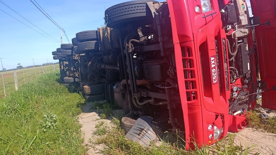 Carreta carregada com óleo vegetal tomba na rodovia MS-276 entre Batayporã e Anaurilândia