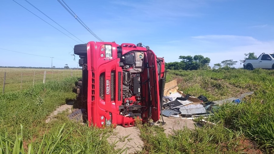 Carreta carregada com óleo vegetal tomba na rodovia MS-276 entre Batayporã e Anaurilândia