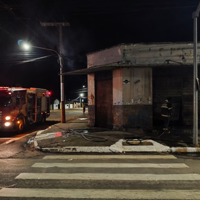Incêndio destrói imóvel comercial abandonado durante a madrugada em Nova Andradina