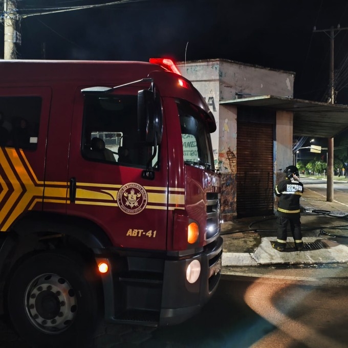 Incêndio destrói imóvel comercial abandonado durante a madrugada em Nova Andradina