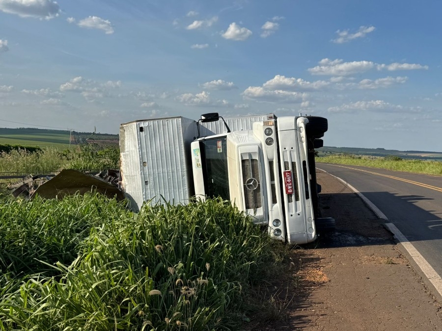 Pneu estoura, motorista perde controle e caminhão tomba na MS-134 em Nova Andradina