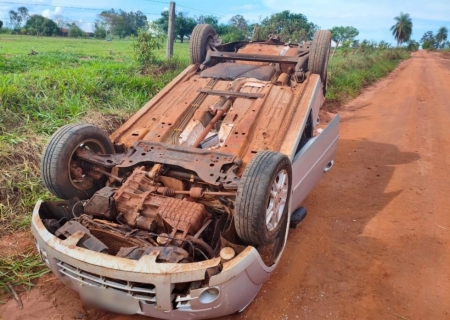Motorista perde controle e capota veículo ao desviar de animal em estrada vicinal de Angélica