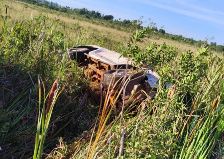 Caminhonete capota e deixa médico veterinário ferido na BR-376 em Nova Andradina