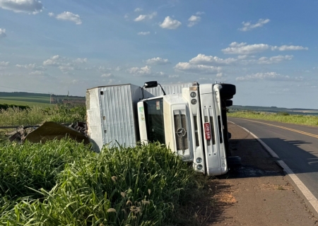 Pneu estoura, motorista perde controle e caminhão tomba na MS-134 em Nova Andradina
