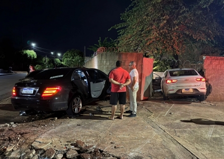 Avanço de preferencial termina em colisão e danos a residência em Nova Andradina