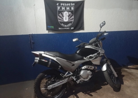 Polícia Militar flagra direção perigosa e apreende motocicleta em Batayporã