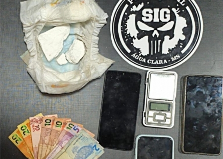 Mulher é presa em Água Clara após polícia encontrar drogas escondidas em fralda de bebê