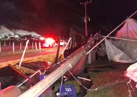 Temporal com ventos de 95 km/h provoca colapso de estrutura em festa universitária em Regente Feijó