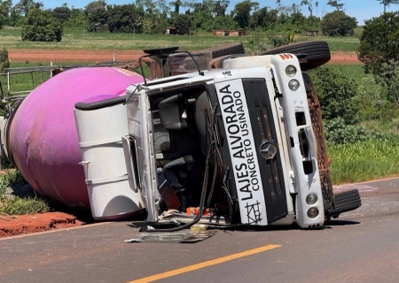 Caminhão betoneira tomba na BR-376 em Ivinhema; ninguém ficou ferido