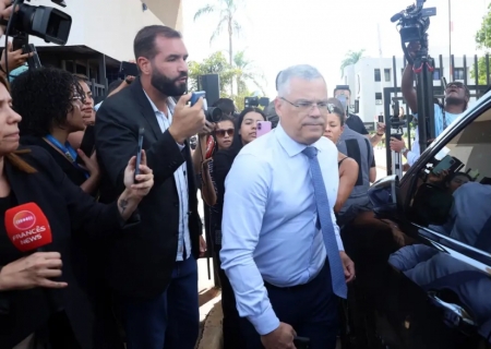 Defesa de Bolsonaro diz que tornozeleira humilha e nega plano de fuga