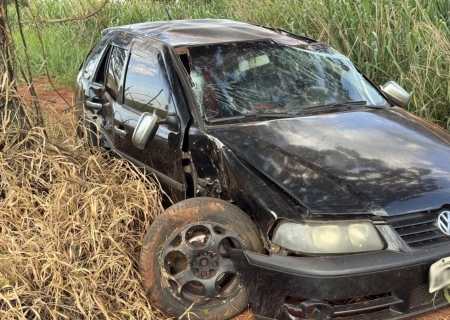 Condutora escapa com ferimentos leves após capotamento na MS-141 em Ivinhema