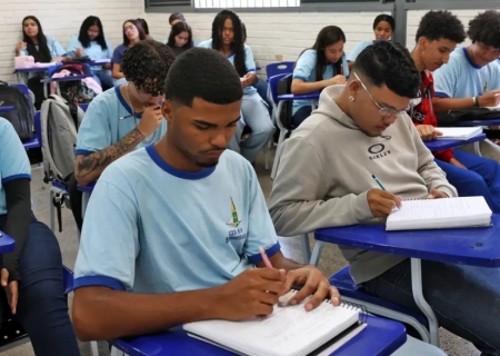 Renda e cor são determinantes para não concluir ensino médio no país