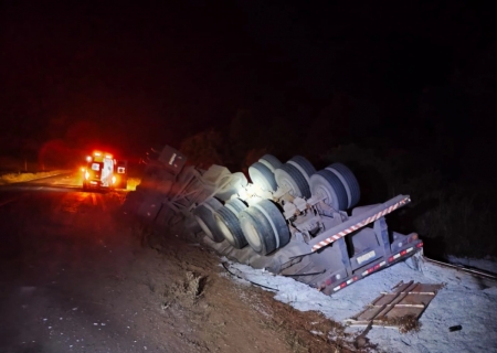 Carreta tomba ao desviar de buracos na MS-480, em Anaurilândia