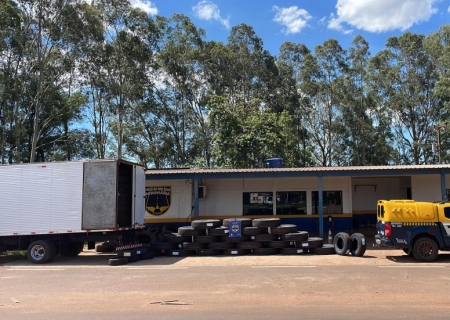 Polícia intercepta caminhão e apreende R$ 355 mil em pneus contrabandeados na MS-164