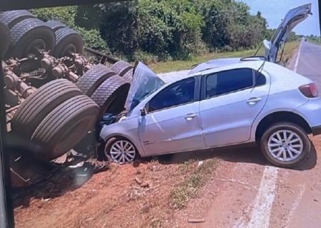 Condutor perde controle após cair em buraco, capota Gol e atinge carreta tombada na MS-480