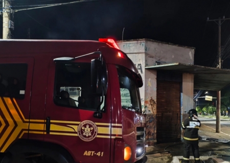 Incêndio destrói imóvel comercial abandonado durante a madrugada em Nova Andradina