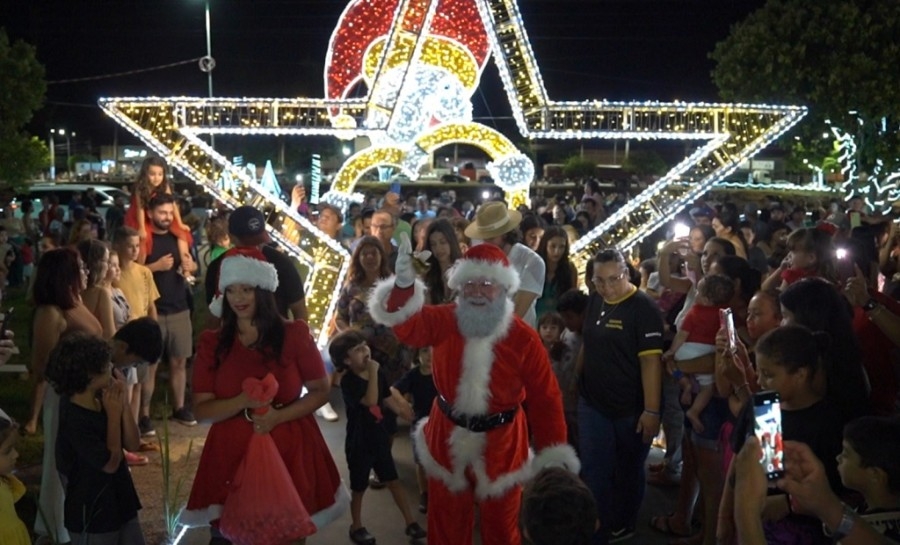 Neve e chegada do Papai Noel destacaram inauguração da decoração de Natal em Batayporã