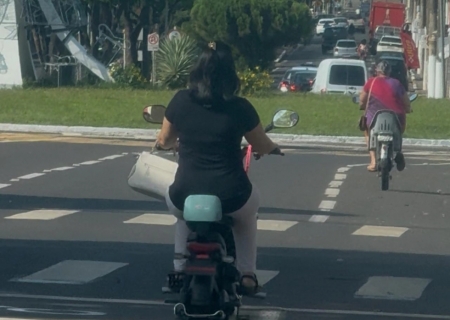 Novas regras para ciclomotores entram em vigor em 2026 e exigem registro, CNH e equipamentos obrigatórios