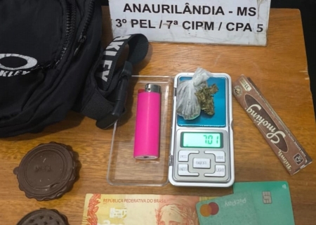 Veículo é abordado por atitude suspeita e passageiro é flagrado com maconha em Anaurilândia