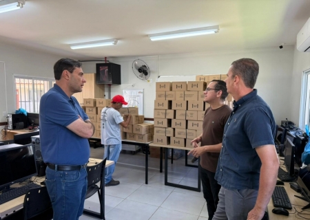 Prefeitura de Nova Andradina garante mais de 7,3 mil kits escolares e encerra 2025 com educação pronta para o primeiro dia de aula