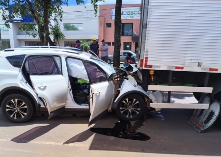 Colisão traseira deixa motorista com ferimentos em Nova Andradina