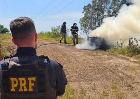 Traficante ateia fogo em carro cheio de maconha após tentar fugir da PRF em Naviraí