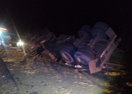 Buracos na pista provocam tombamento de carreta na MS-480